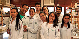 Alunos de Medicina em prática no laboratório