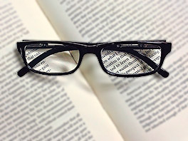 Óculos e livro aberto