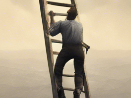 Homem subindo uma escada.