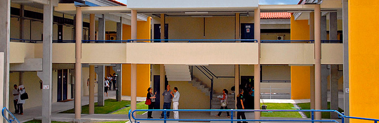 Foto da ala principal do bloco B, do Centro Acadêmico da Vitória.