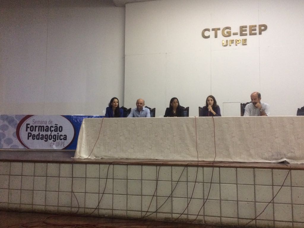 Mesa da Semana de Formação Pedagógica da UFPE composta por Juliana de Souza Oliveira (Diretora de Extensão da PROExC) e outros convidados.
