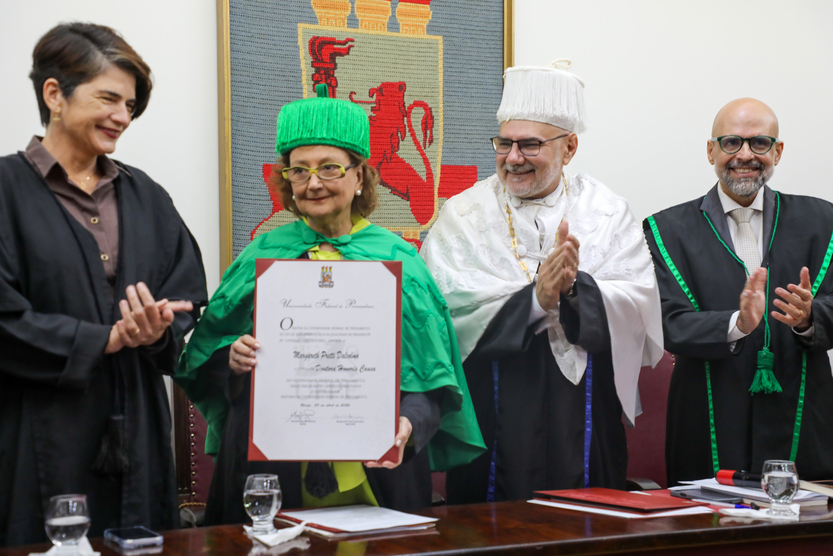 Margareth Dalcolmo recebe título de Doutora Honoris Causa da UFPE